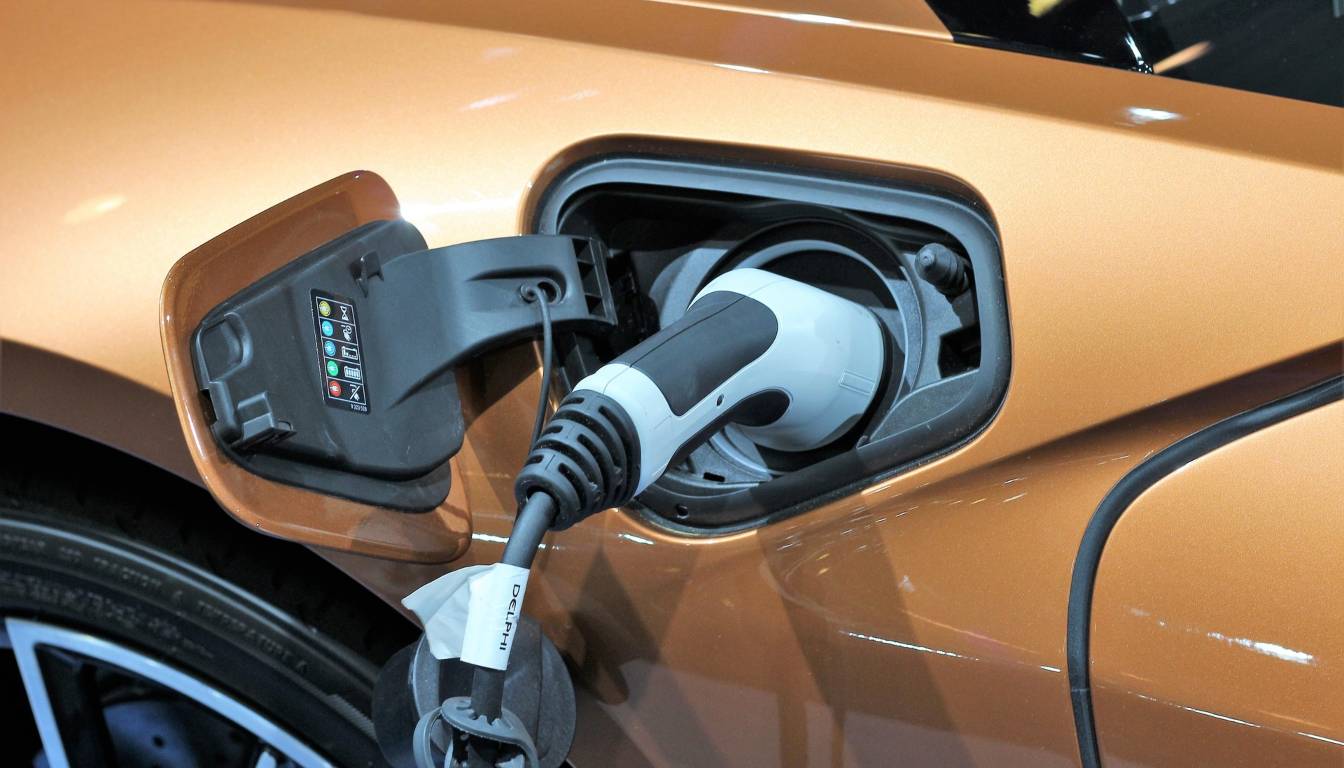 Storico Sorpasso delle Auto Elettriche: Dicembre 2025 Segna l’Epoca