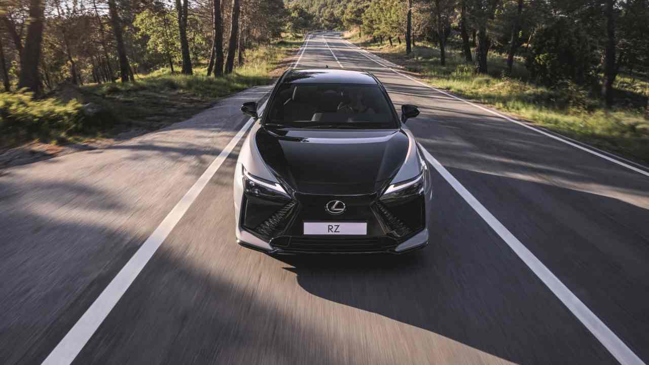 Auto elettrica con cambio manuale? Lexus dice sì: come funziona il sistema interattivo