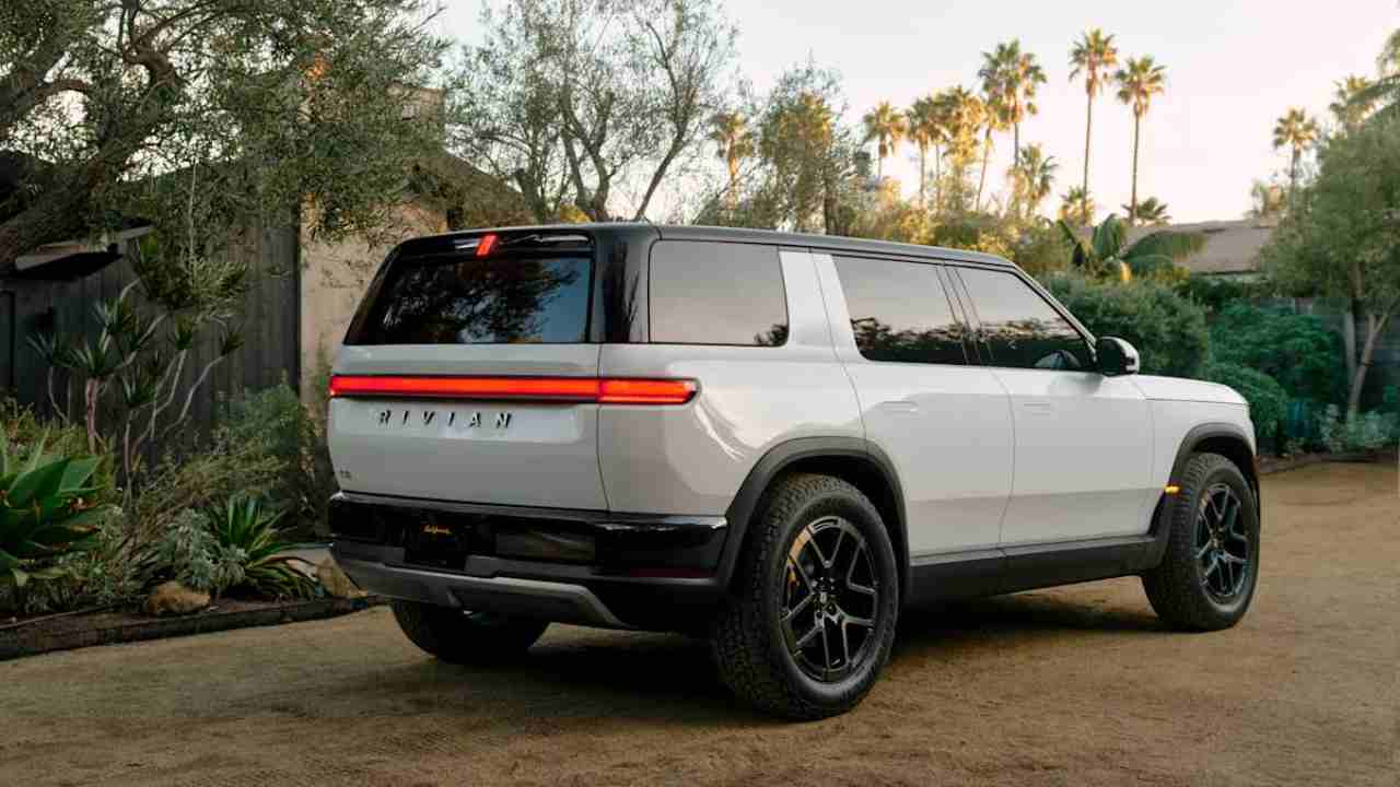 Questo SUV è elettrico al 100% ma è economico: tutti i segreti di Rivian 2