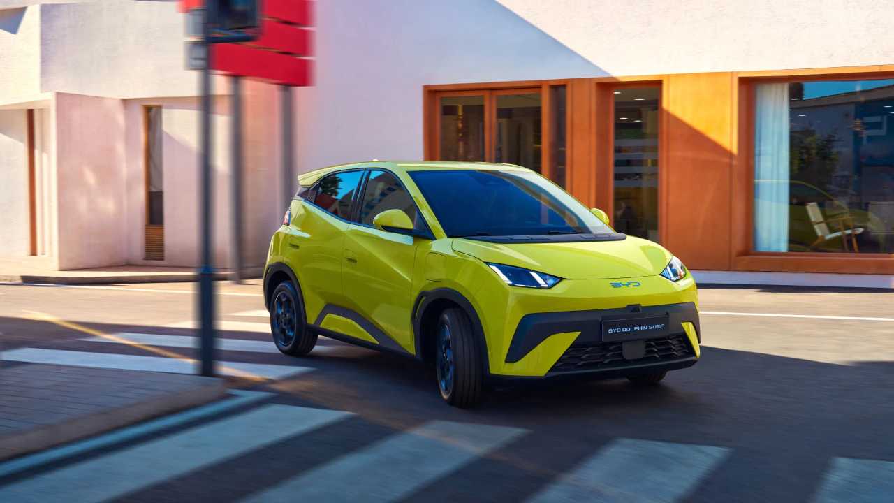 BYD Dolphin Surf, la nuova versione aggiorna l’autonomia e le prestazioni: le novità del 2026