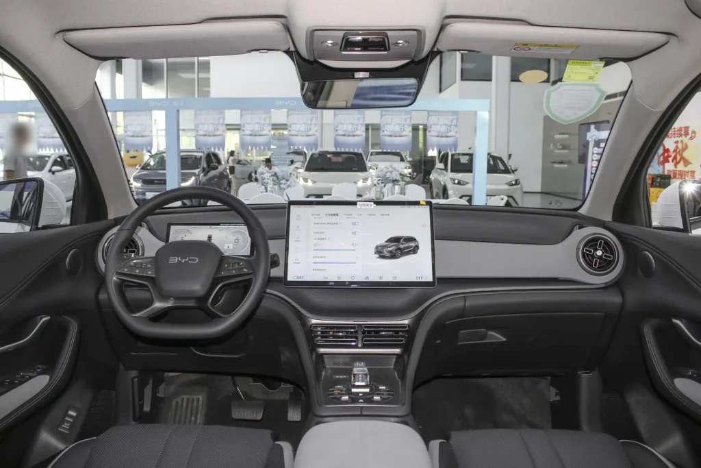 La BYD Sealion 05 (nota anche come Sealion 5) è un SUV compatto elettrico o ibrido plug-in prodotto da BYD, con un design moderno e dimensioni adatte all'uso urbano e familiare.