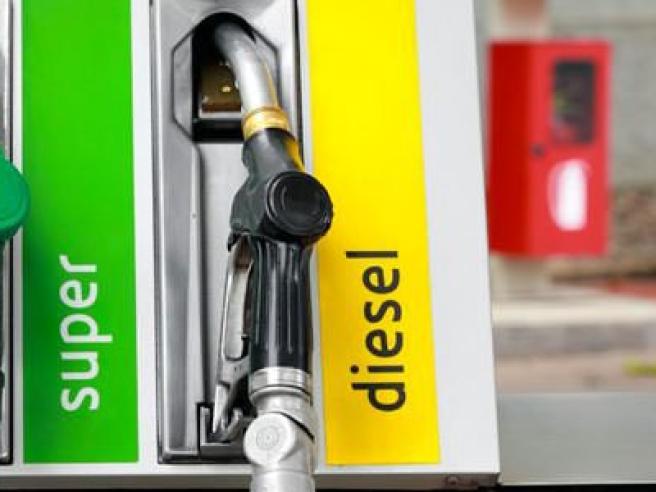Benzina, prezzi in rialzo: il ministro Urso convoca le petrolifere